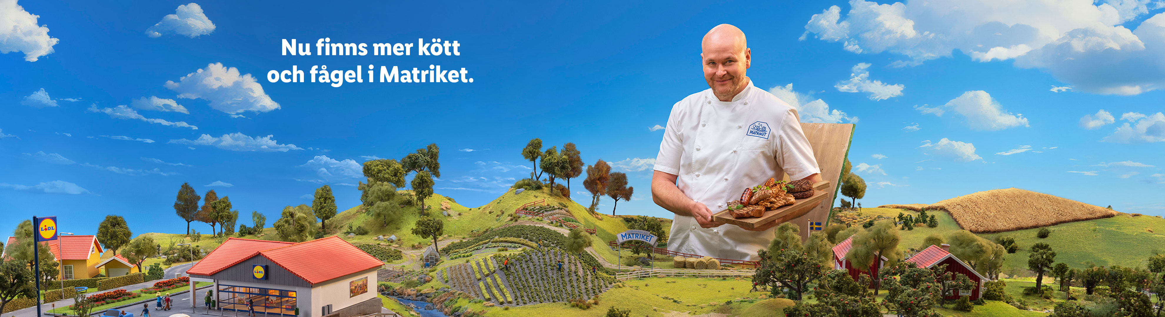 Kock håller upp en bricka med kött och fågel i ett miniatyrlandskap. Text: Nu finns mer kött och fågel i Matriket.