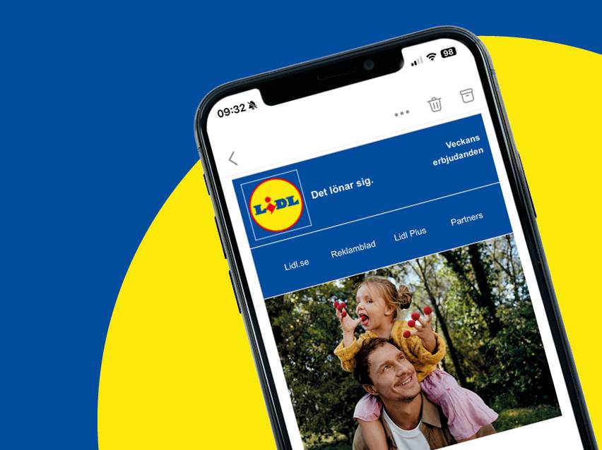En smartphone visar Lidl-appen med en bild på en man och ett barn som äter bär.
