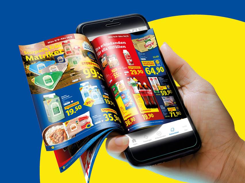 En hand håller en smartphone som visar en digital reklambroschyr med matvaror som smör, mjölk och läsk.