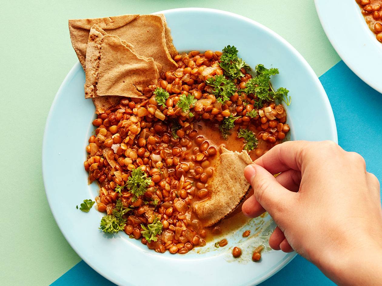 Linssoppa med pitabröd.