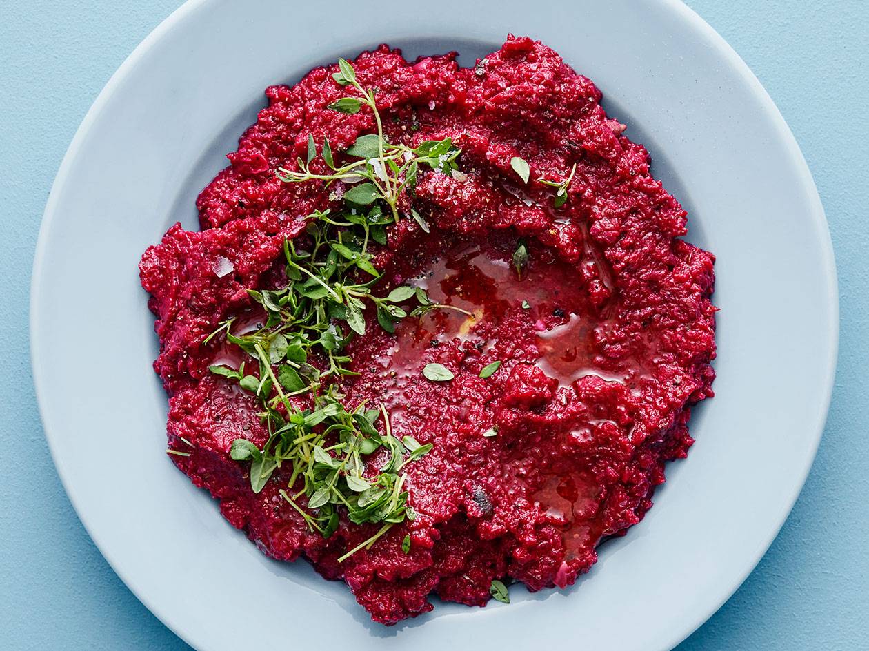 Rödbetsröra med timjan på en ljusblå tallrik.