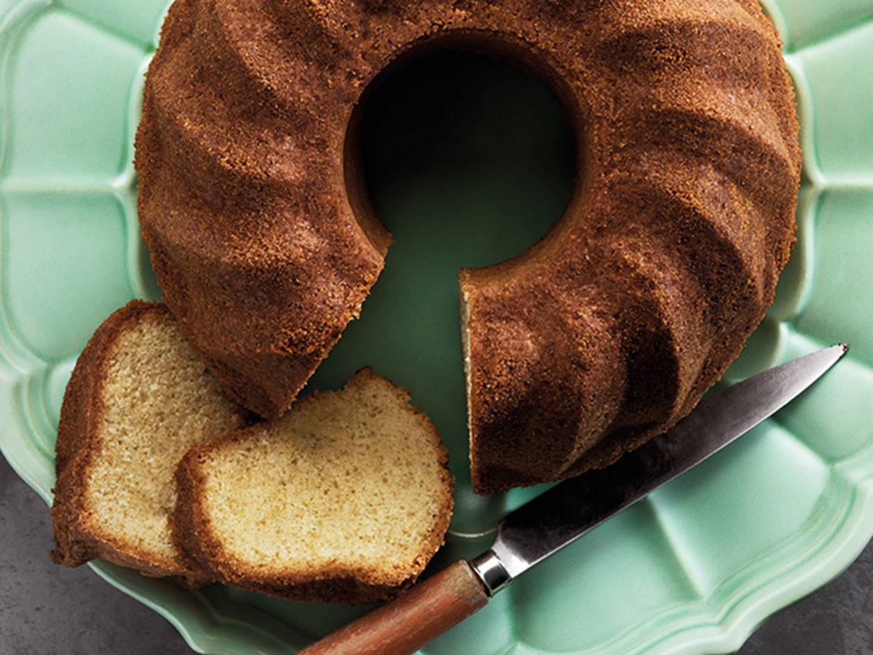 En sockerkaka uppskuren på en tallrik.