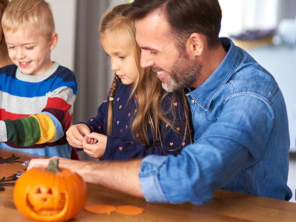 Halloweenpyssel med barn