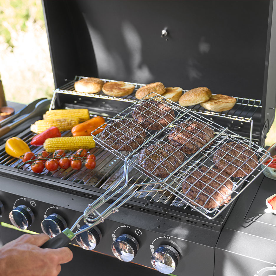 Gasgrill med hamburgare, majskolvar och bröd på gallret.