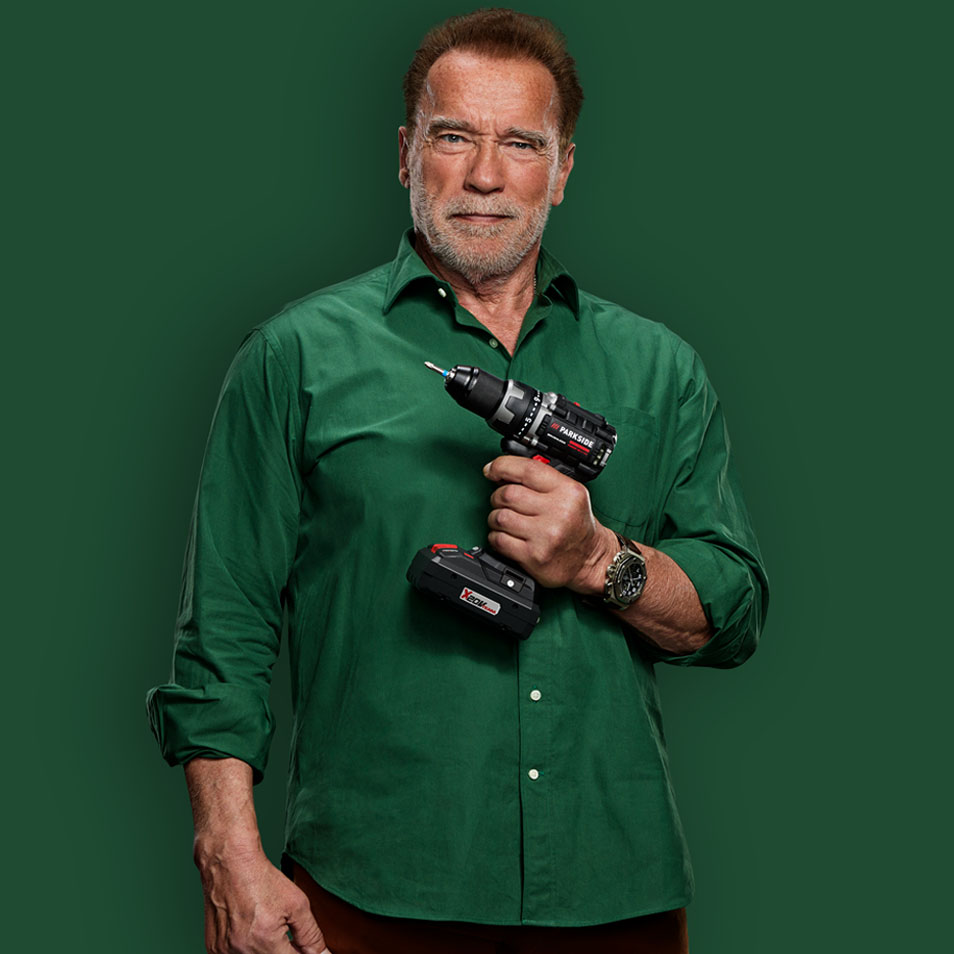 Arnold Schwarzenegger håller i en Parkside borrmaskin.